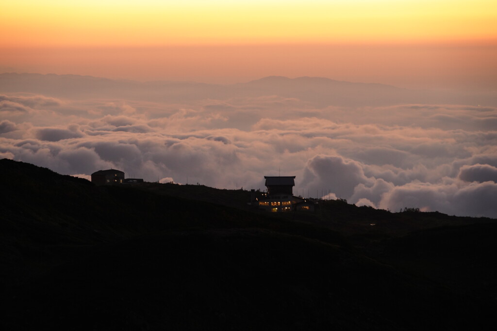 夕焼け雲海と小屋の灯り