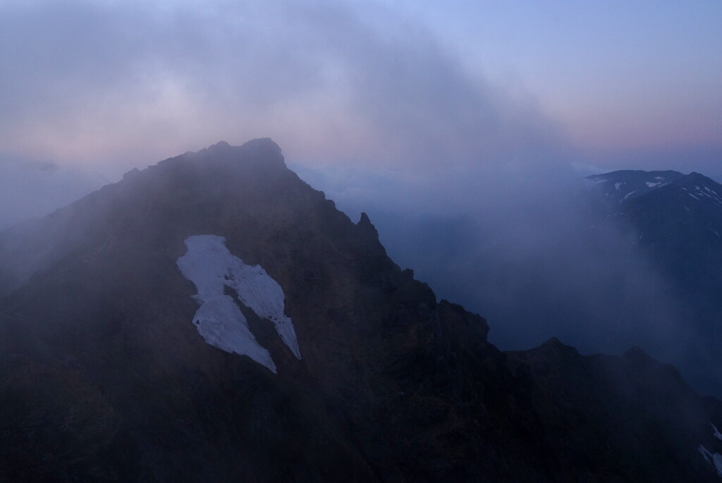 雲湧く谷川岳