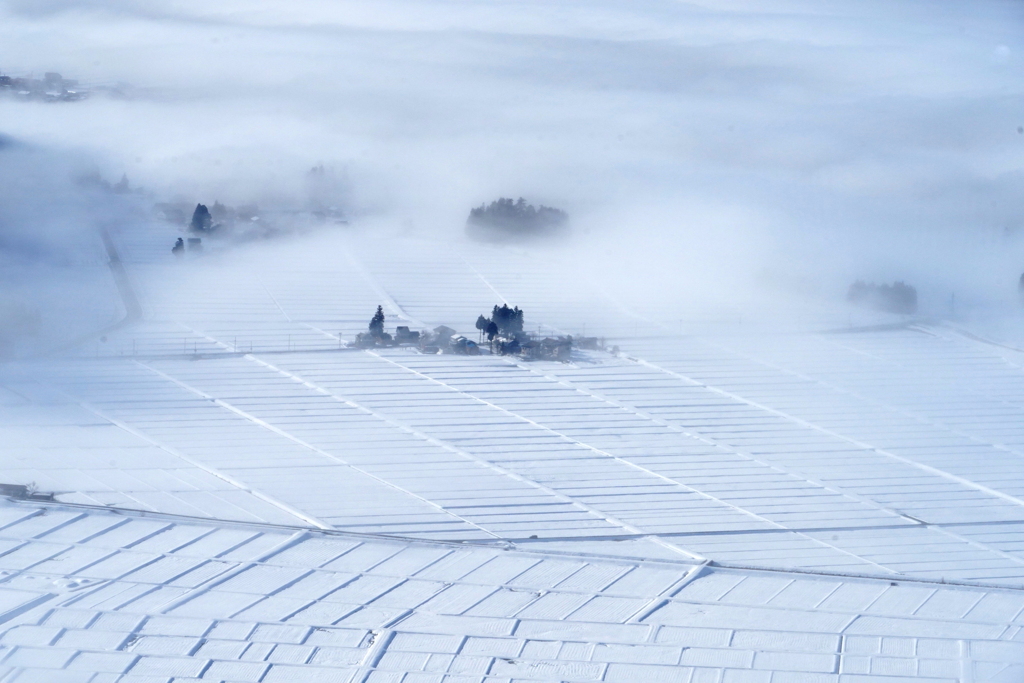 霧に浮かぶ雪国の里