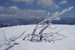 霧氷の先に武尊山