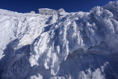 霧氷覆う山頂小屋