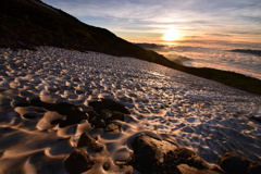 朝陽に染まる雪渓