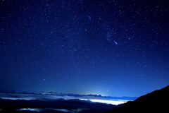 雲海に降る星空