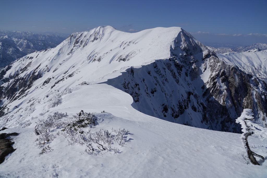 残雪の茂倉岳