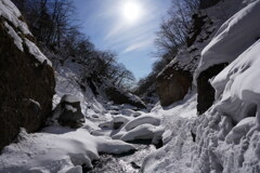 雪景色の渓谷