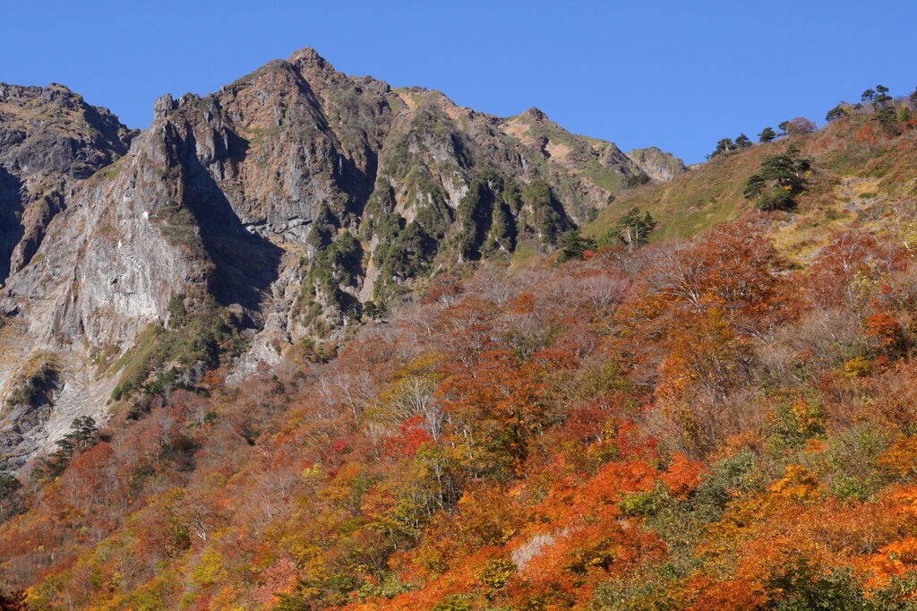紅葉と岩稜