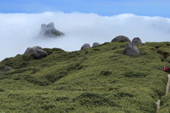 雲海浮かぶ岩峰