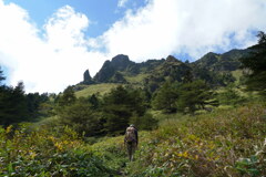 奇岩の草滑り