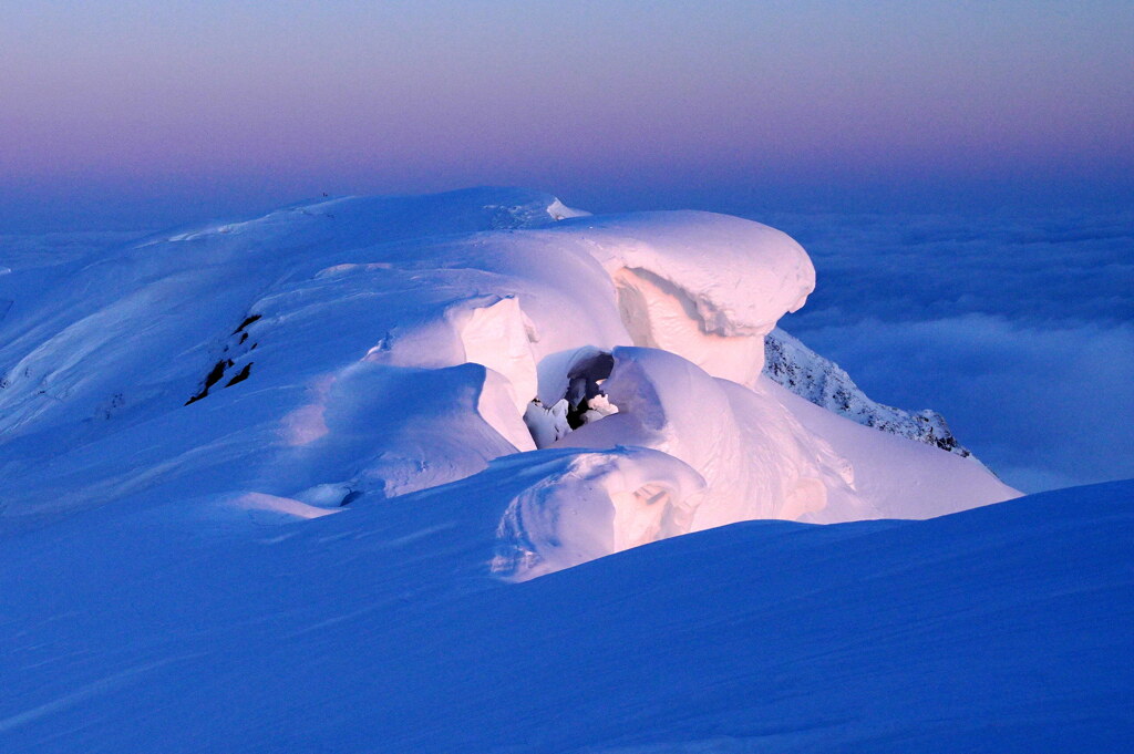 夜明けの雪庇