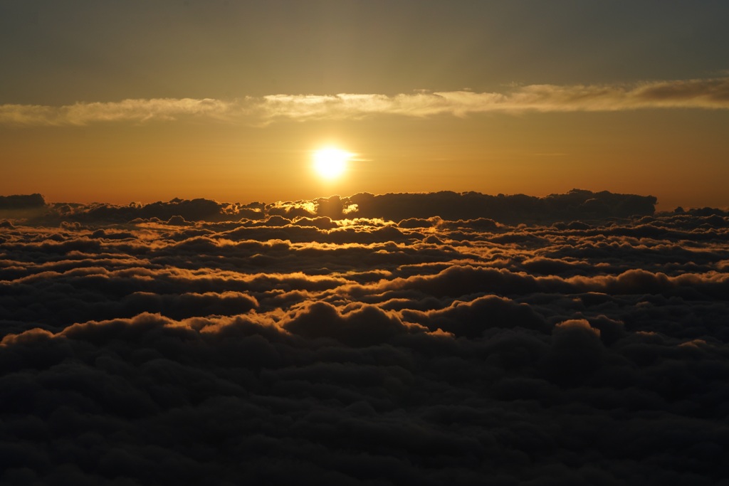 紅く染まる雲海