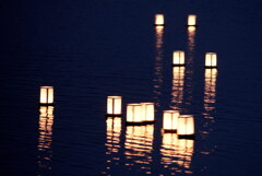 湖面灯す灯籠