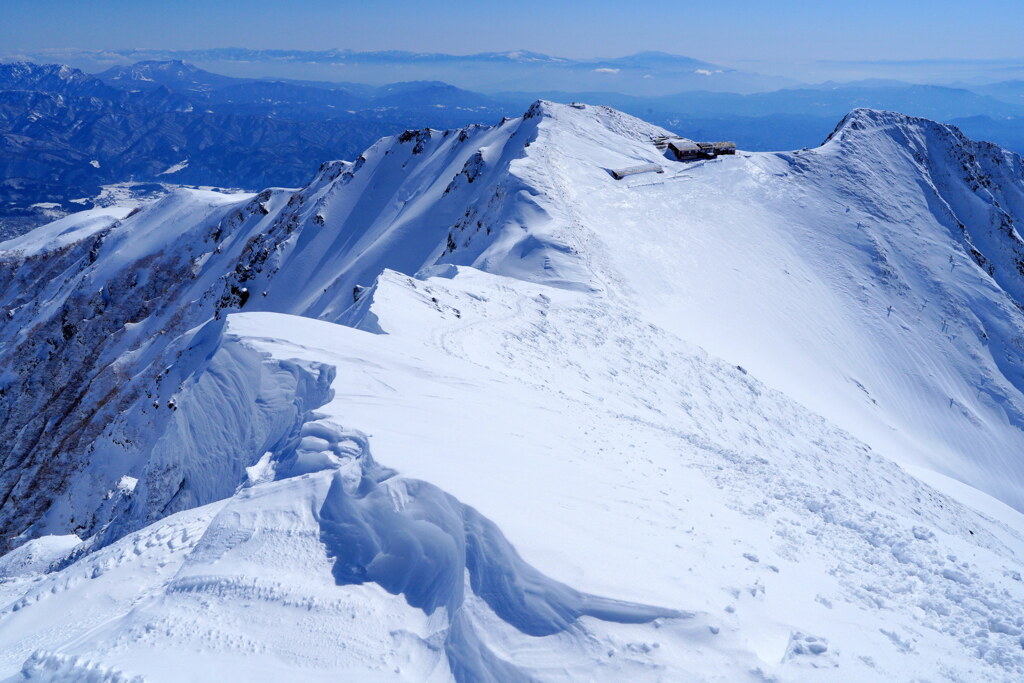 雪庇と唐松山荘