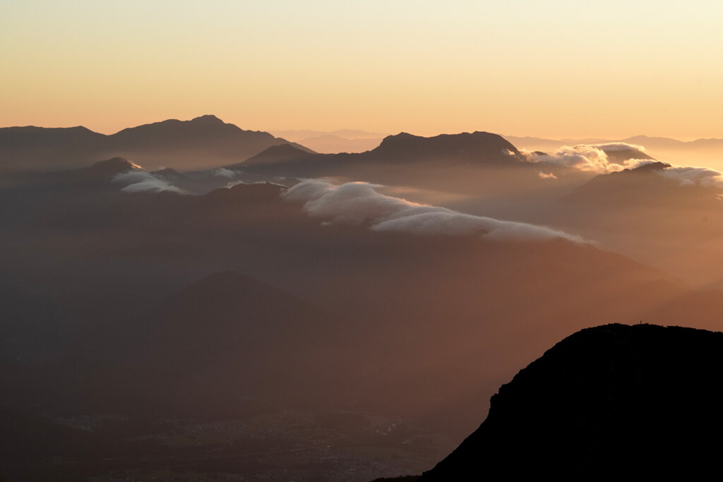 朝陽透ける滝雲