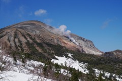 噴煙登る一切経山