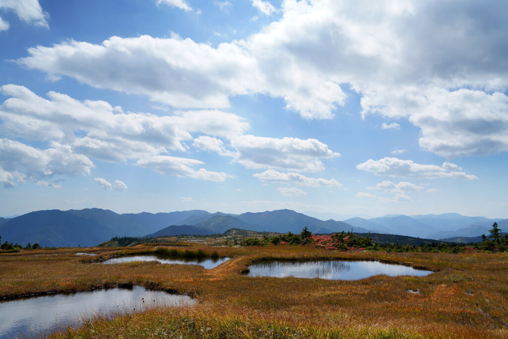 雲浮かぶ秋の苗場山