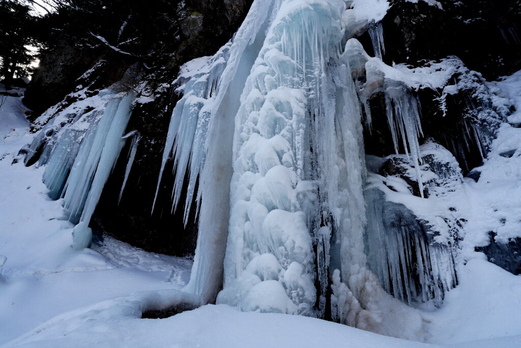 氷のドレス纏う庵滝