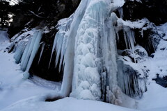氷のドレス纏う庵滝