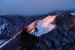 朝焼けの苗場スキー場