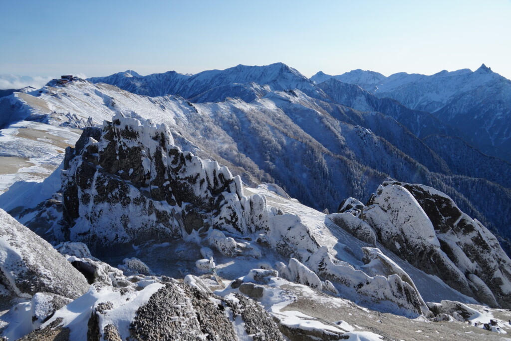 雪化粧のメガネ岩