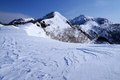尾根の向こうに