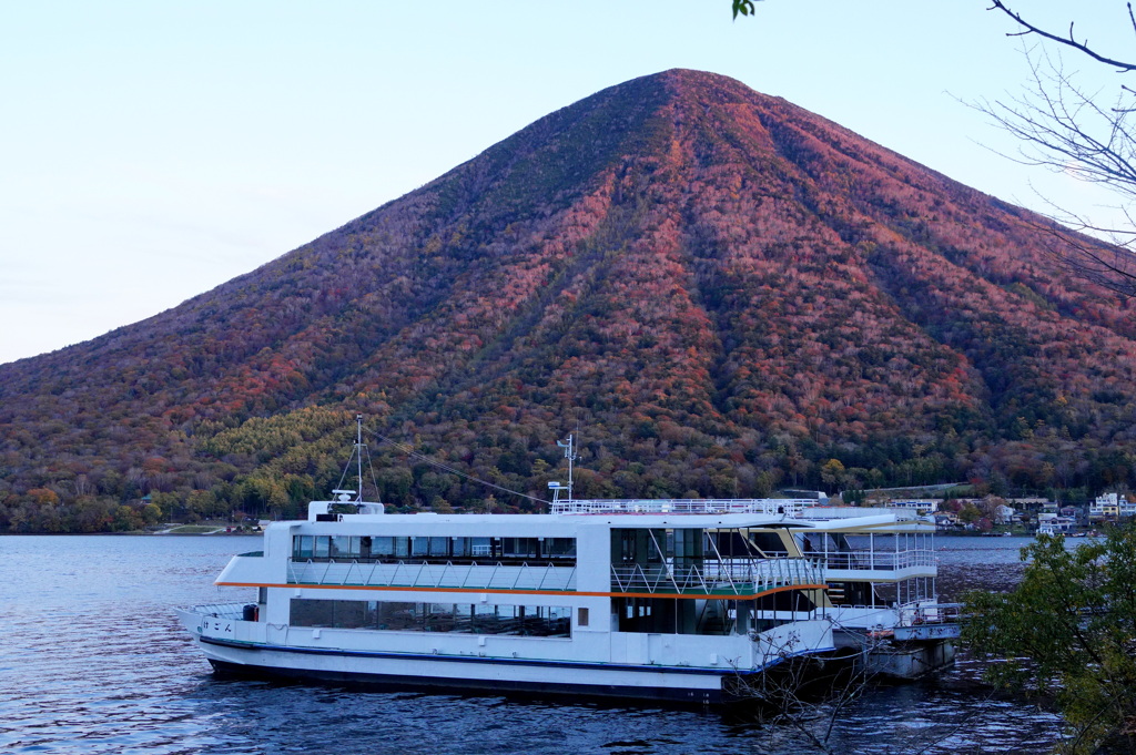 朝焼けの男体山