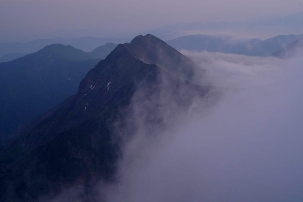 雲迫るマナイタグラ