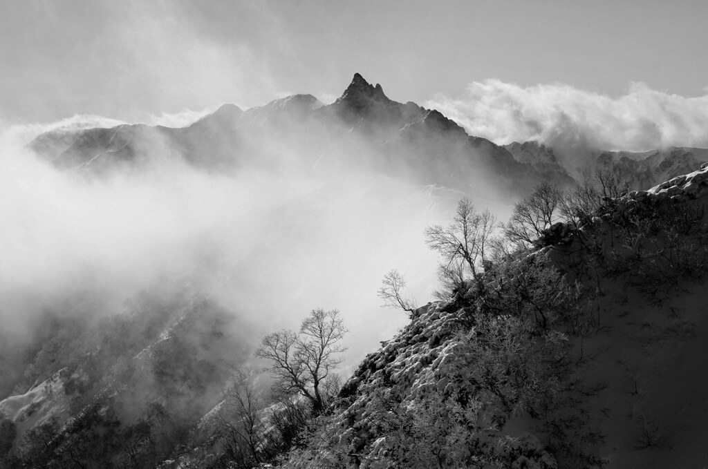 槍と湧き上がる雲