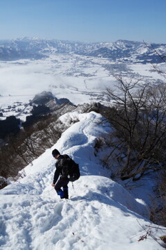 里へ続く雪尾根