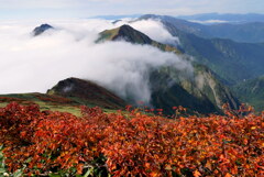 滝雲と紅の谷川岳