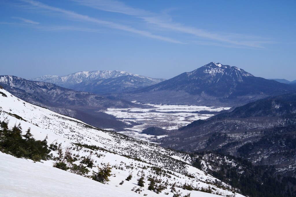 残雪の至仏山