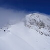 流れる雪雲