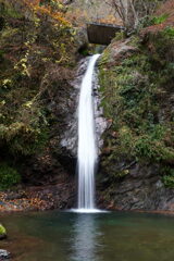 白き滝の流れ