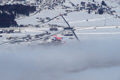 霧の狭間の赤い屋根