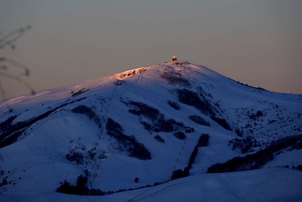 朝陽差す山頂