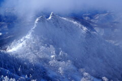 雲湧く雪の岩峰