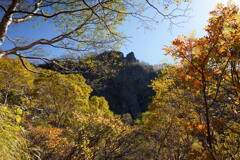 紅葉と岩峰
