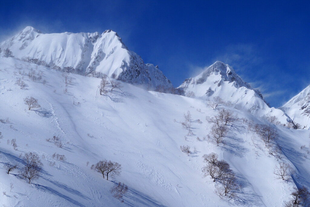 雪煙霞む岩稜