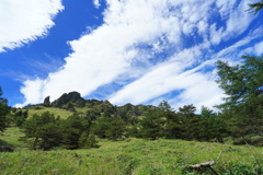 雲流れる火口壁