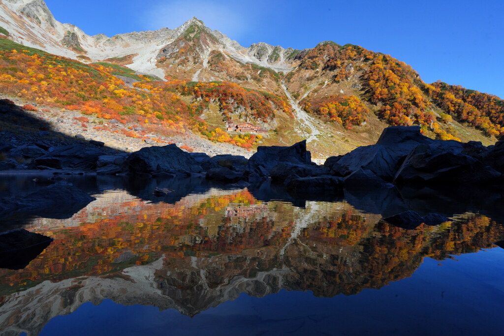 水面映る紅葉の涸沢