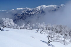 雲流れる谷川連峰