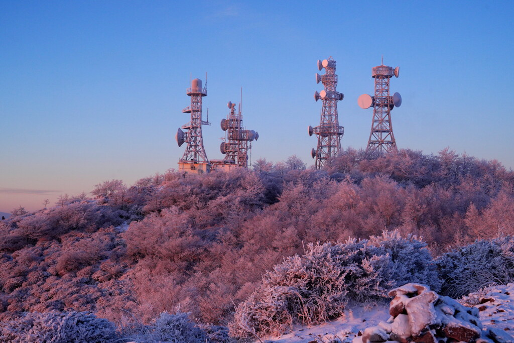 朝陽に染まるアンテナ基地