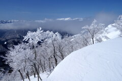霧氷と浮かぶ峰