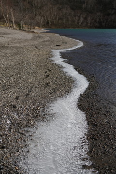薄氷の水辺