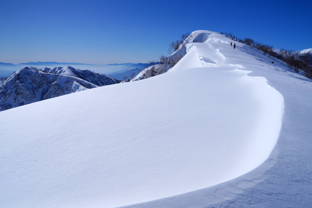 R形状の雪景色