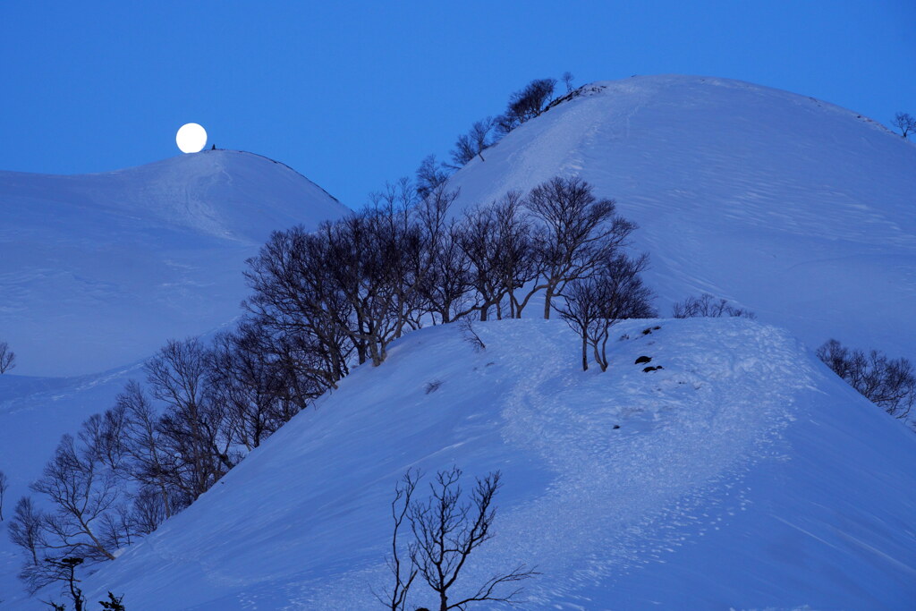 丸山に沈む月