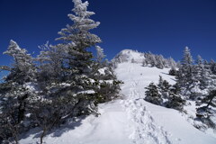 青空の山頂へ