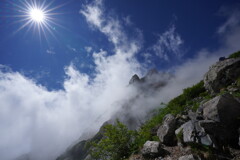 雲吹き上げる杓子岳
