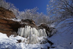 小滝氷瀑、雪景色の中に