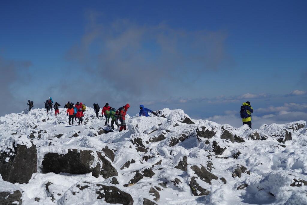 賑やかな山頂