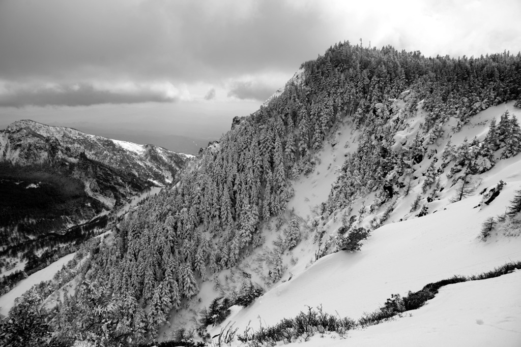 モノクロの黒斑山